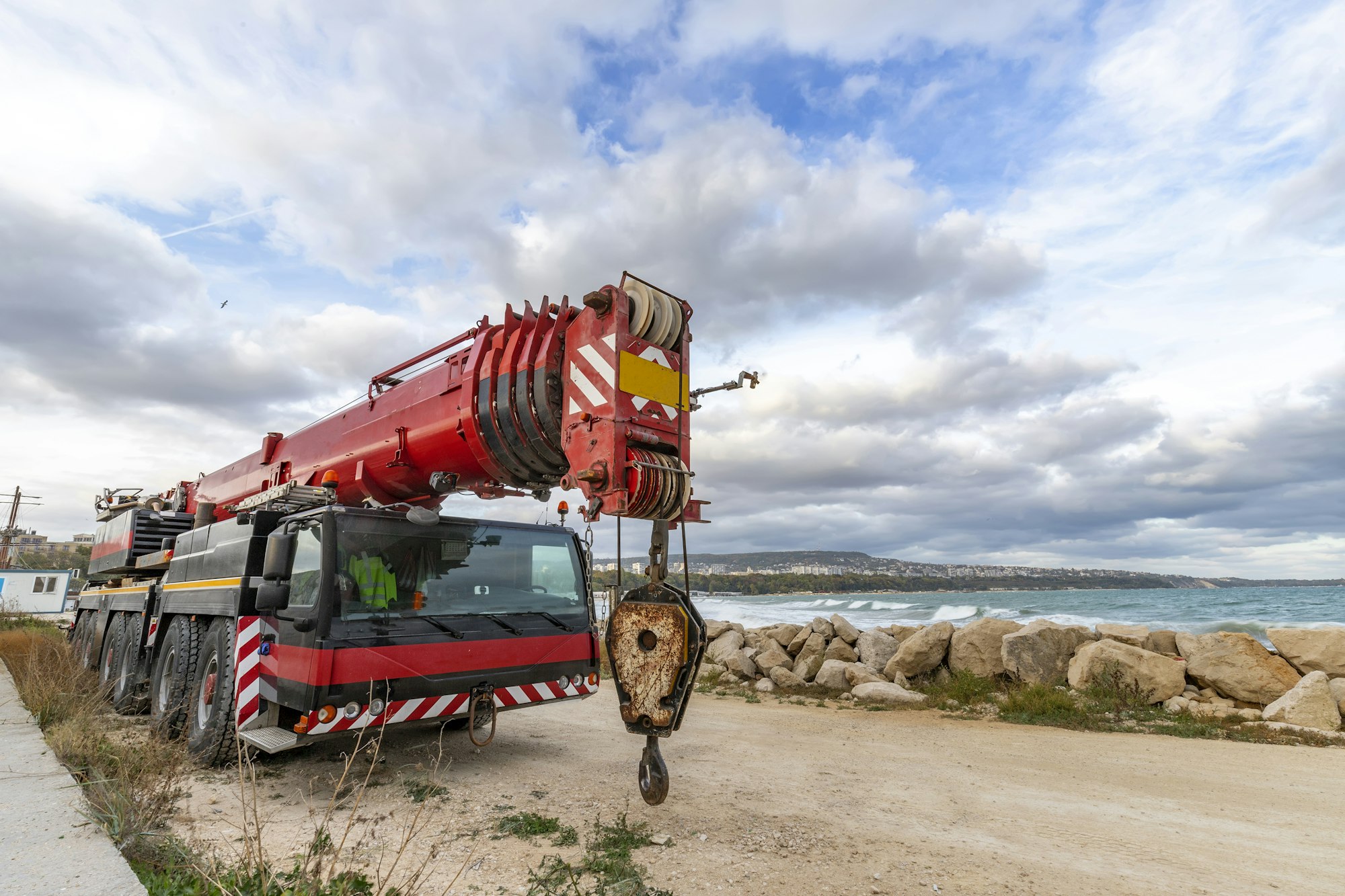 Heavy duty mobile crane